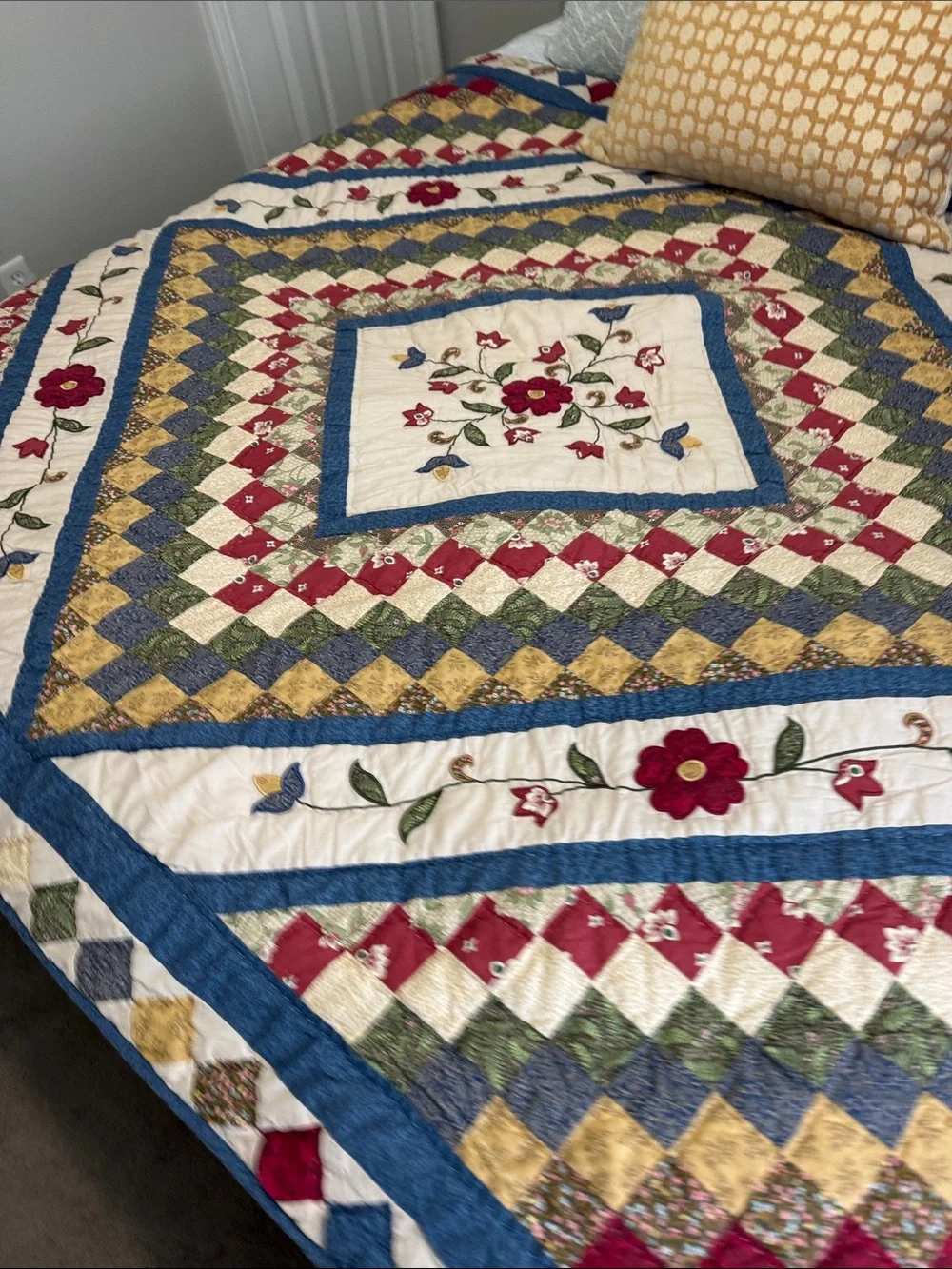 HANDMADE FLORAL VINTAGE-Inspired Patchwork Quilt - euc